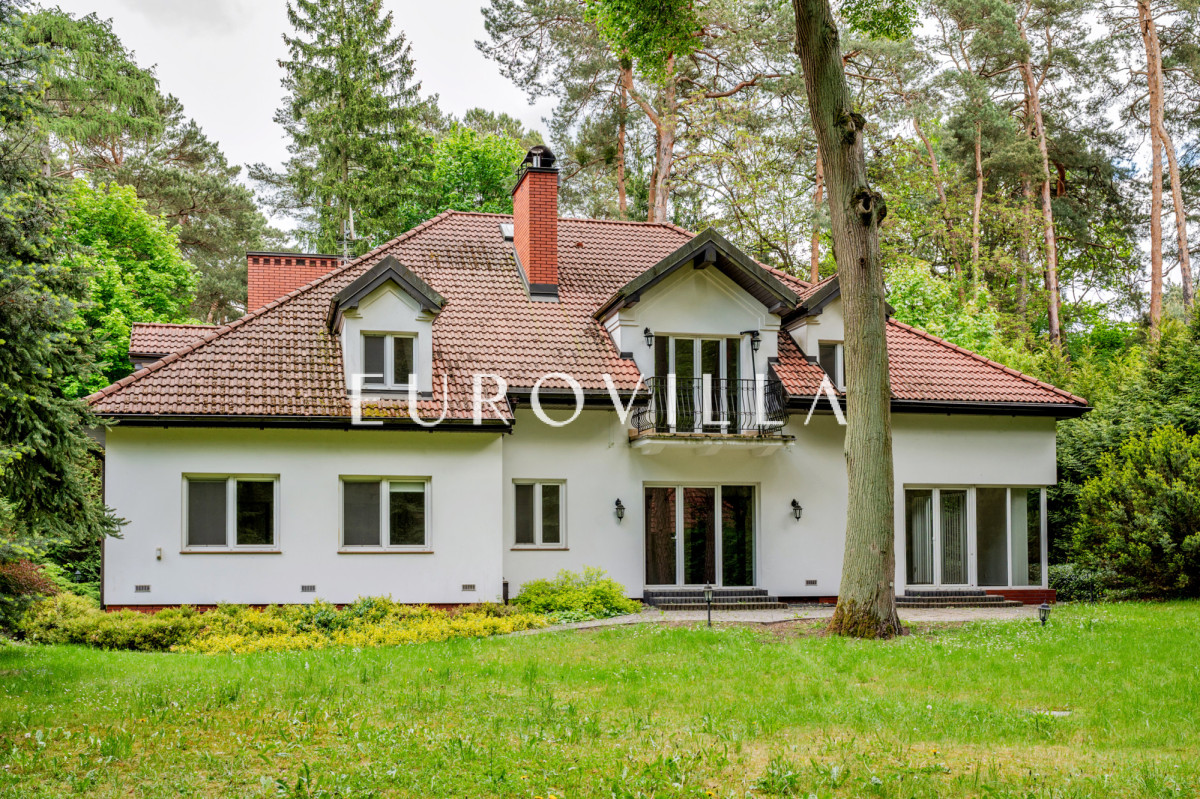 Dom w stylu dworkowym, z ogrodem i oranżerią