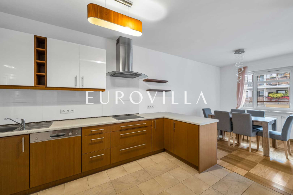 Przestronny i wygodny apartament w Wilanowie.
