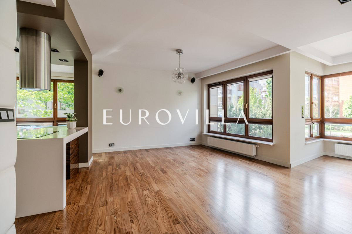 Słoneczny apartament w centrum Miasteczka